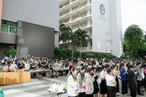 ร่วมพิธีทำบุญตักบาตรถวายเป็นพระราชกุศล เนื่องในวันคล้ายวันพระราชสมภพ สมเด็จพระนางเจ้าสิริกิติ์ พระบรมราชินีนาถ พระบรมราชชนนีพันปีหลวง และวันแม่แห่งชาติ