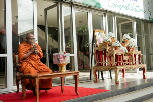 ร่วมพิธีทำบุญตักบาตรถวายเป็นพระราชกุศล เนื่องในวันคล้ายวันพระราชสมภพ สมเด็จพระนางเจ้าสิริกิติ์ พระบรมราชินีนาถ พระบรมราชชนนีพันปีหลวง และวันแม่แห่งชาติ