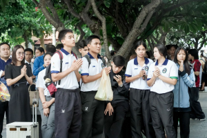 ร่วมพิธีทำบุญตักบาตรถวายเป็นพระราชกุศล เนื่องในวันคล้ายวันพระราชสมภพ สมเด็จพระนางเจ้าสิริกิติ์ พระบรมราชินีนาถ พระบรมราชชนนีพันปีหลวง และวันแม่แห่งชาติ