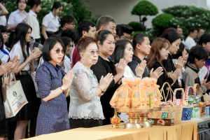 ร่วมพิธีทำบุญตักบาตรถวายเป็นพระราชกุศล เนื่องในวันคล้ายวันพระราชสมภพ สมเด็จพระนางเจ้าสิริกิติ์ พระบรมราชินีนาถ พระบรมราชชนนีพันปีหลวง และวันแม่แห่งชาติ