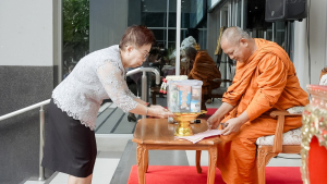 ร่วมพิธีทำบุญตักบาตรถวายเป็นพระราชกุศล เนื่องในวันคล้ายวันพระราชสมภพ สมเด็จพระนางเจ้าสิริกิติ์ พระบรมราชินีนาถ พระบรมราชชนนีพันปีหลวง และวันแม่แห่งชาติ