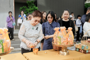 ร่วมพิธีทำบุญตักบาตรถวายเป็นพระราชกุศล เนื่องในวันคล้ายวันพระราชสมภพ สมเด็จพระนางเจ้าสิริกิติ์ พระบรมราชินีนาถ พระบรมราชชนนีพันปีหลวง และวันแม่แห่งชาติ