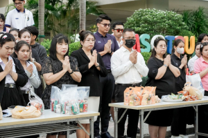 ร่วมพิธีทำบุญตักบาตรถวายเป็นพระราชกุศล เนื่องในวันคล้ายวันพระราชสมภพ สมเด็จพระนางเจ้าสิริกิติ์ พระบรมราชินีนาถ พระบรมราชชนนีพันปีหลวง และวันแม่แห่งชาติ
