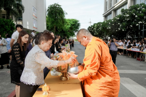 ร่วมพิธีทำบุญตักบาตรถวายเป็นพระราชกุศล เนื่องในวันคล้ายวันพระราชสมภพ สมเด็จพระนางเจ้าสิริกิติ์ พระบรมราชินีนาถ พระบรมราชชนนีพันปีหลวง และวันแม่แห่งชาติ