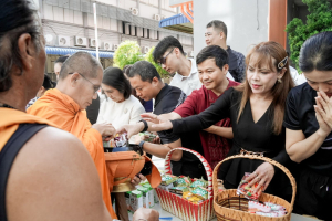 ร่วมพิธีทำบุญตักบาตรถวายเป็นพระราชกุศล เนื่องในวันคล้ายวันพระราชสมภพ สมเด็จพระนางเจ้าสิริกิติ์ พระบรมราชินีนาถ พระบรมราชชนนีพันปีหลวง และวันแม่แห่งชาติ