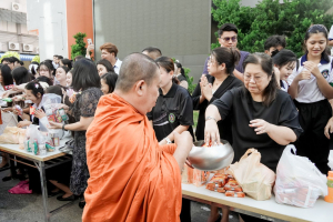 ร่วมพิธีทำบุญตักบาตรถวายเป็นพระราชกุศล เนื่องในวันคล้ายวันพระราชสมภพ สมเด็จพระนางเจ้าสิริกิติ์ พระบรมราชินีนาถ พระบรมราชชนนีพันปีหลวง และวันแม่แห่งชาติ