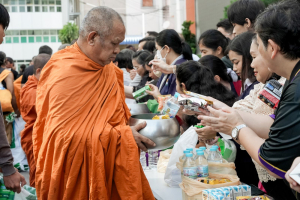 ร่วมพิธีทำบุญตักบาตรถวายเป็นพระราชกุศล เนื่องในวันคล้ายวันพระราชสมภพ สมเด็จพระนางเจ้าสิริกิติ์ พระบรมราชินีนาถ พระบรมราชชนนีพันปีหลวง และวันแม่แห่งชาติ